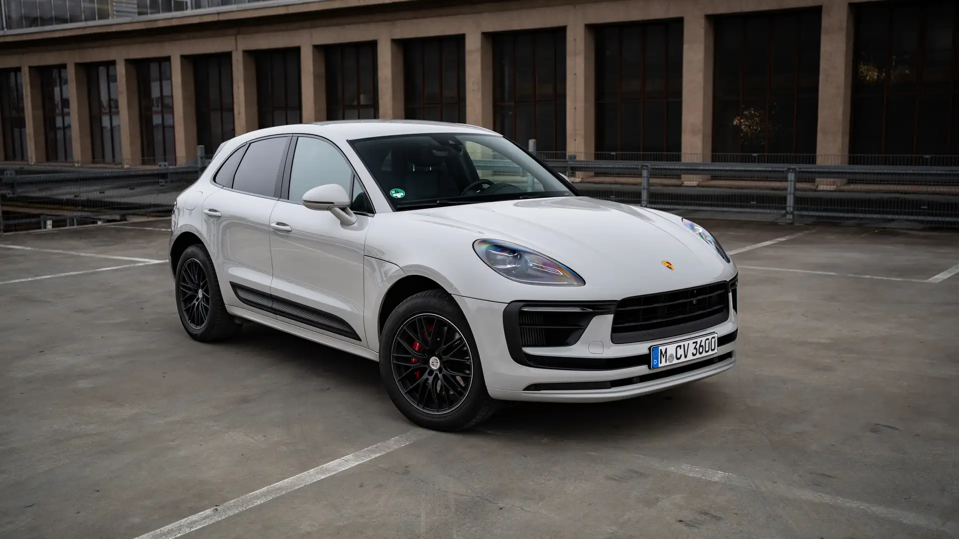 Unser Porsche Macan S in Kreide in der Frontansicht. 